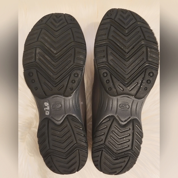 NWOT Easy Spirit silver gray slip-on tennis shoes - Picture 4 of 5